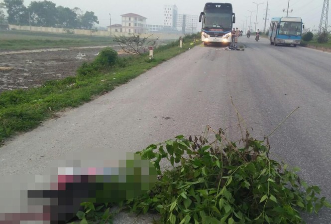 Xe khách tông người đi bộ, 2 bố con tử vong tại chỗ Hiện trường vụ tai nạn