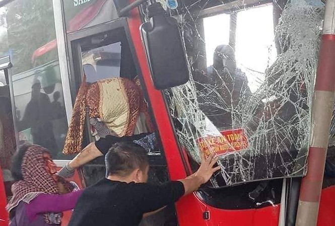 Xe khách đâm nát ca-bin trạm thu phí, 5 người bị thương Xe khách đâm nát ca-bin trạm thu phí, 5 người bị thương
