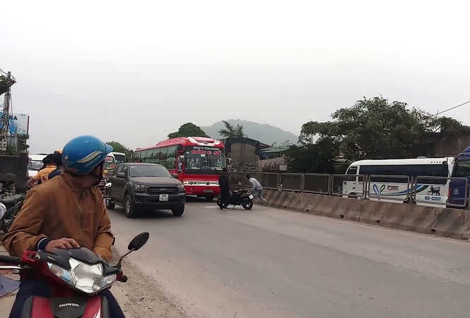 Công an vào cuộc vụ hai nam thanh niên truy đuổi, đập xe khách Công an vào cuộc vụ hai nam thanh niên truy đuổi, đập xe khách