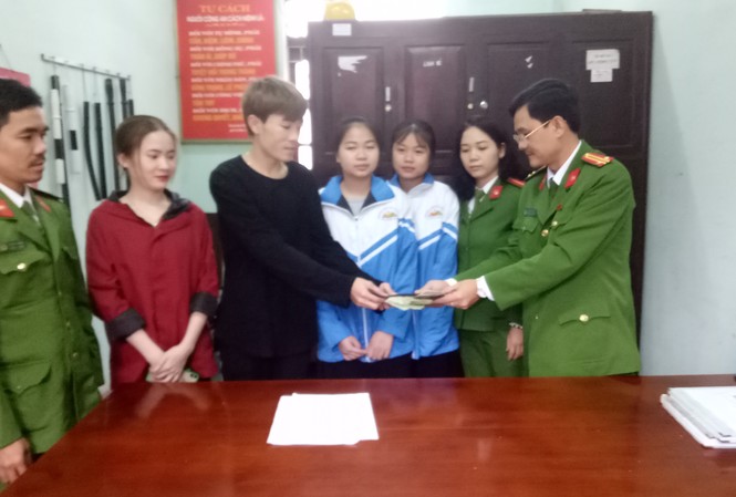 Hai nữ sinh trường Dân tộc Nội trú nhặt được của rơi trả người đánh mất Hai nữ sinh trường Dân tộc Nội trú nhặt được của rơi trả người đánh mất