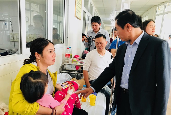 Tạm dừng ăn bán trú ở trường có 130 trẻ nhập viện nghi ngộ độc thực phẩm Tạm dừng ăn bán trú ở trường có 130 trẻ nhập viện nghi ngộ độc thực phẩm