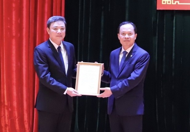 Ông Lê Anh Xuân làm Bí thư Thành ủy thành phố Thanh Hóa Bí thư Tỉnh ủy Thanh Hóa Trịnh Văn Chiến trao quyết định cho ông Lê Anh Xuân.
