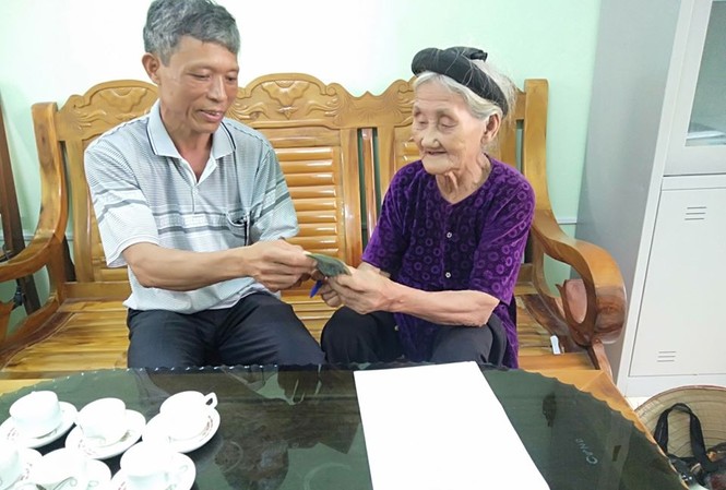 Cụ bà 84 tuổi xin thoát nghèo ủng hộ tiền chống dịch COVID-19 Cụ bà 84 tuổi xin thoát nghèo ủng hộ tiền chống dịch COVID-19