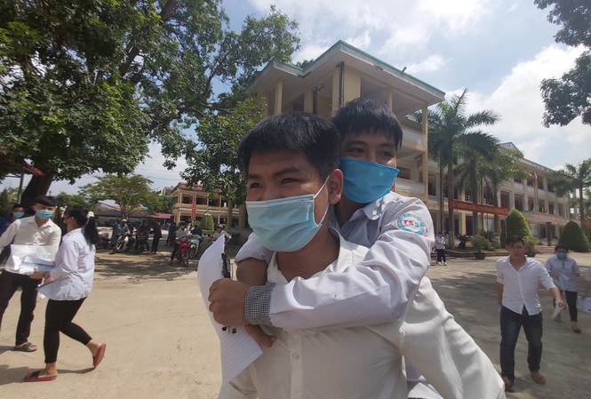 Tặng bằng khen cho đôi bạn cõng nhau đến trường thi được điểm cao Tặng bằng khen cho đôi bạn cõng nhau đến trường thi được điểm cao