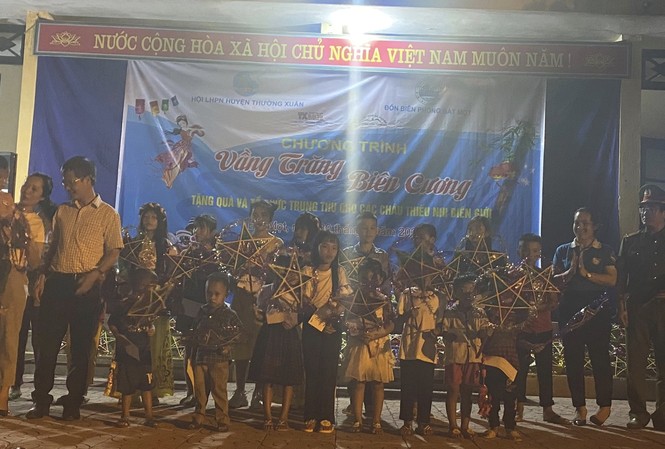 Lung linh ‘Vầng trăng biên cương’ Lung linh ‘Vầng trăng biên cương’