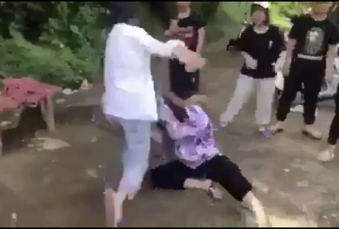 Cơ quan chức năng vào cuộc vụ nữ sinh bị đánh hội đồng ở Thanh Hóa Cơ quan chức năng vào cuộc vụ nữ sinh bị đánh hội đồng ở Thanh Hóa