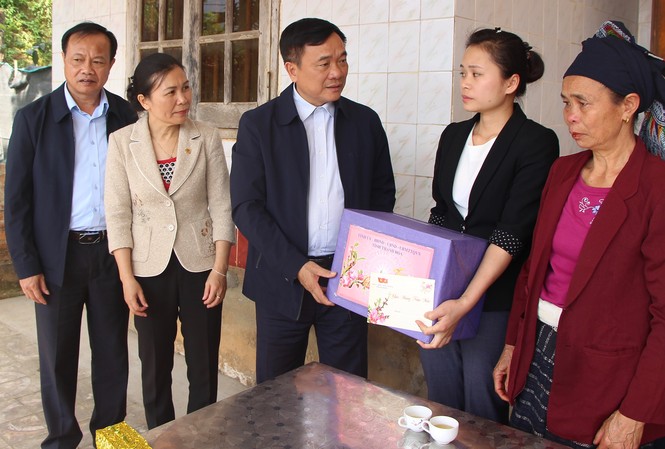 Thanh Hóa có Chánh Thanh tra tỉnh mới Ông Mai Sỹ Diến tặng quà cho các gia đình chính sách, hộ nghèo ở bản Cạn, xã Bát Mọt, huyện Thường Xuân.