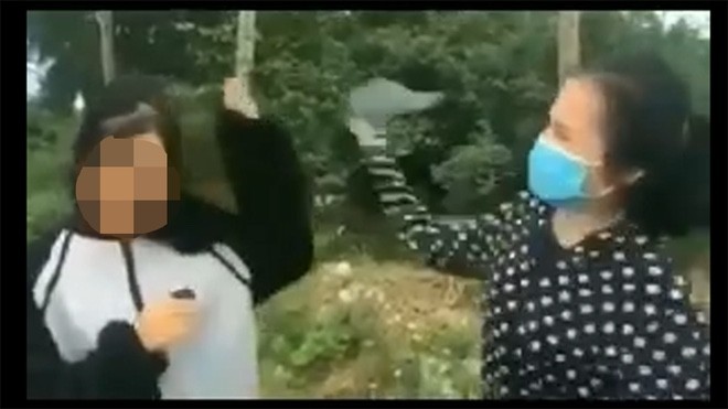 Lộ clip nữ sinh Thanh Hóa bị đánh tới tấp, bắt quỳ gối xin lỗi Nữ sinh bị đánh bằng mũ bảo hiểm. Ảnh cắt từ video.