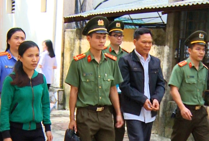 Chục cán bộ bệnh viện tâm thần ‘rủ nhau’ bán thuốc của bệnh nhân lấy tiền chia nhau Chục cán bộ bệnh viện tâm thần ‘rủ nhau’ bán thuốc của bệnh nhân lấy tiền chia nhau