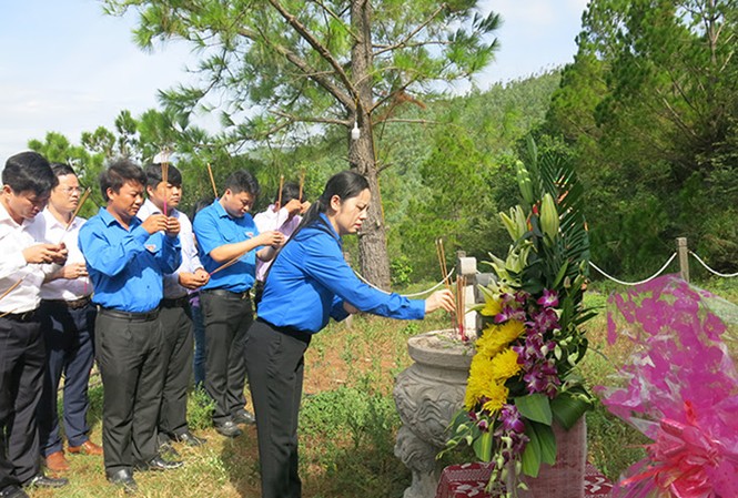 Đoàn công tác TƯ Đoàn viếng mộ Đại tướng Võ Nguyên Giáp Đoàn công tác TƯ Đoàn kính cẩn thắp hương, viếng mộ Đại tướng Võ Nguyên Giáp
