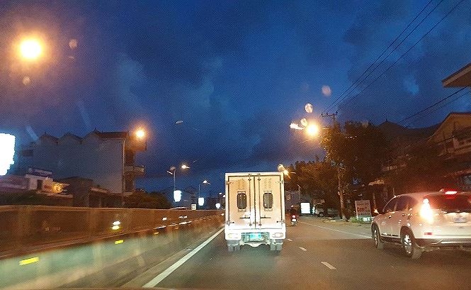 Nam thanh niên dùng súng uy hiếp giám đốc, cướp quỹ tín dụng Lực lượng công an chuyển đối tượng về TP. Đồng Hới (Quảng Bình) để tiếp tục điều tra