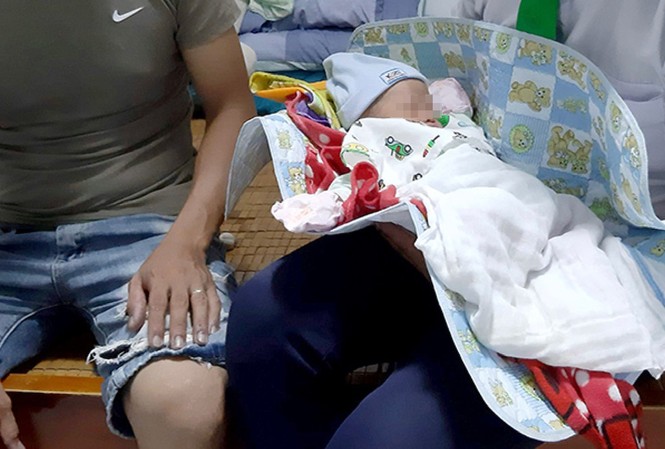 Xót xa bé sơ sinh bị bỏ rơi, kiến cắn sưng tấy mặt Mặc dù có nhiều người đến xin cháu bé về nuôi, nhưng gia đình anh Th. quyết tâm giữ cháu.