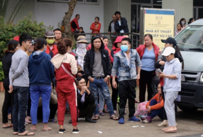 Nóng: Sản phụ tử vong người nhà vây bệnh viện Người nhà tập trung phản ứng vụ việc