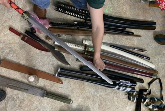 Gần 200 công an đột kích sào huyệt giang hồ, phát hiện súng, tiền, vàng Hàng chục loại vủ khí nóng được tìm thấy trong nhà của các đối tượng cho vay nặng lãi