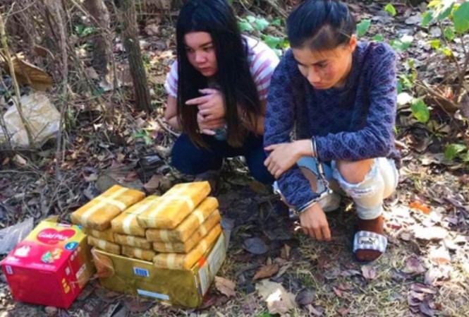 Nhóm “nữ quái” người Lào buôn ma tuý chống trả quyết liệt lực lượng chức năng Nhóm buôn ma tuý truý người Lào bị trấn áp, bắt giữ khi tẩu thoát vào rừng