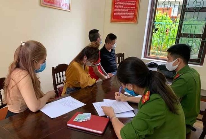 Hai vợ chồng cùng bạn thuê khách sạn “bay lắc” giữa mùa dịch Công an làm việc với các đối tượng