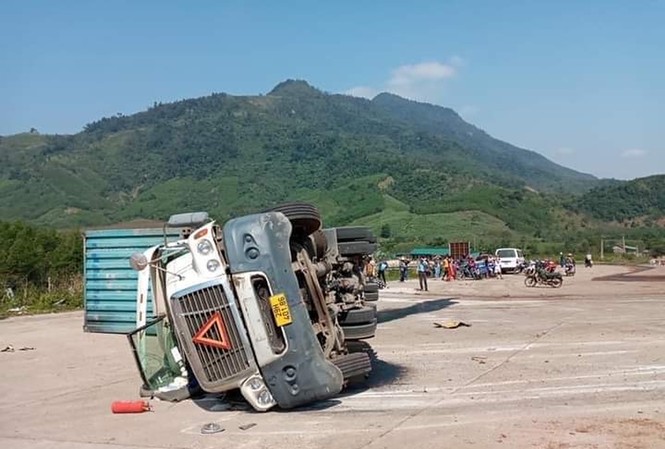 Xe container lật, đè chết 2 người đi đường Hiện trường vụ tai nạn