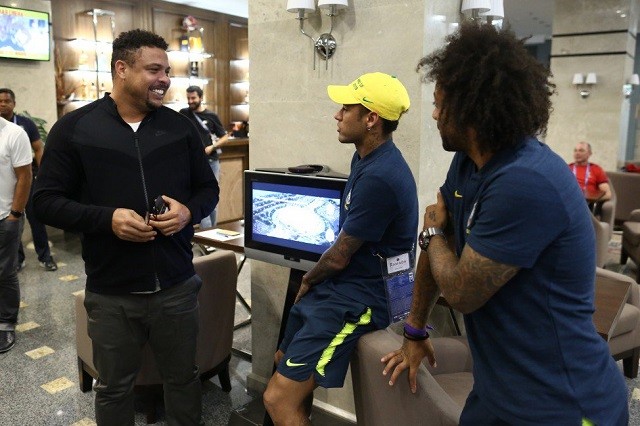Ronaldo 'béo' vào tận giường động viên đàn em ở tuyển Brazil "Rô béo" cùng 2 đàn em là Neymar và Marcelo. Ảnh: Twitter.