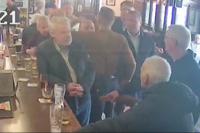 Chủ tịch UFC nói gì vụ võ sĩ McGregor đấm người già trong quán rượu? McGregor đấm người già vì bị từ chối khi mời rượu.