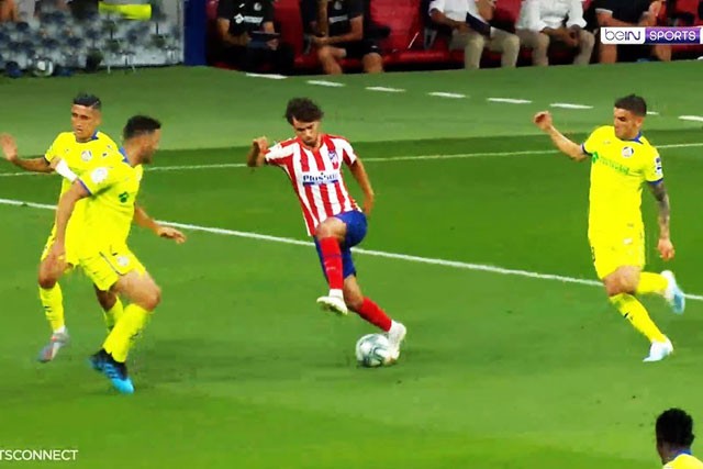 Tân binh 126 triệu euro của Atletico đi bóng như... Messi Felix khiến 3 cầu thủ Getafe vất vả theo kèm.
