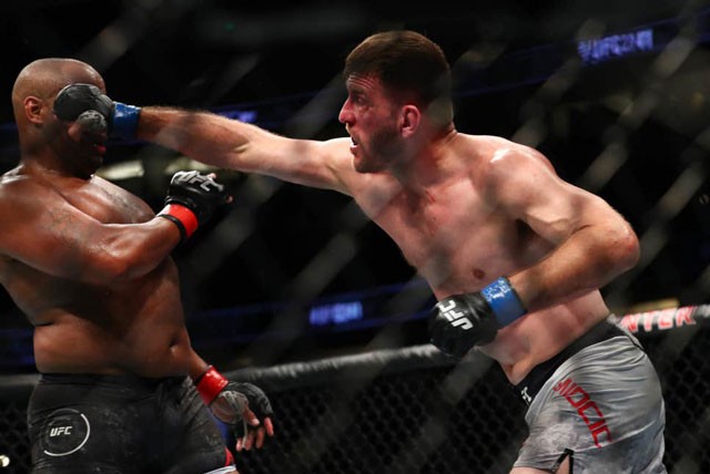 Đấm nhà vô địch UFC ‘nằm bẹp dí’, võ sĩ ‘ẵm’ hơn 18 tỷ Stipe Miocic ra đòn tấn công Daniel Cormier.