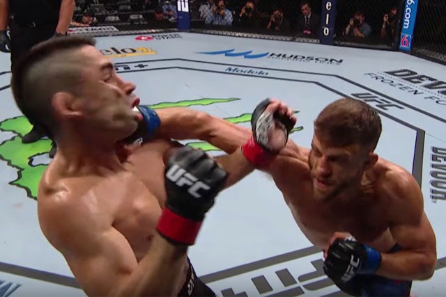 Võ sĩ UFC tung cú đấm móc tuyệt đỉnh hạ gục đối thủ Calvin Kattar đã hạ knock-out đối thủ Ricardo Lamas.