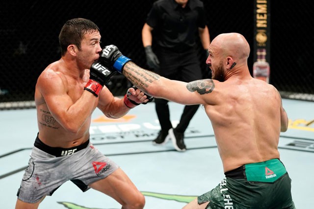 Võ sĩ MMA đấm đối thủ ngã ngửa, ‘ẵm’ trọn 50.000 USD Brian Kelleher ra đòn hạ knock-out đối thủ.