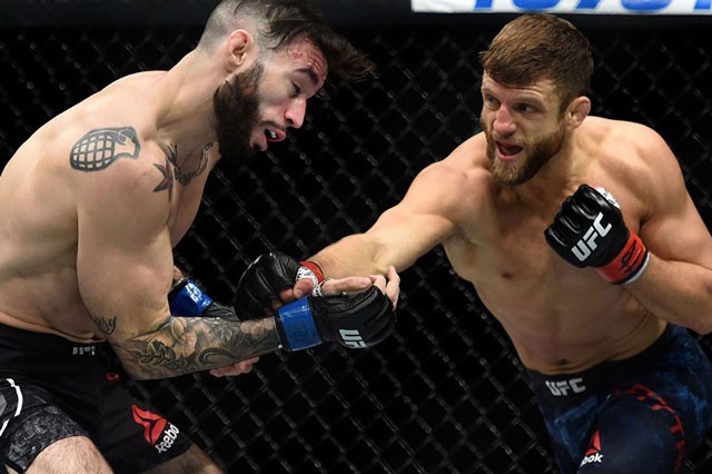 Võ sĩ Mỹ tung cú đấm khiến đối thủ đổ máu ‘đầm đìa’ Calvin Kattar ra đòn hạ đo ván đối thủ.