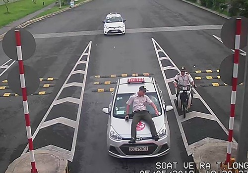 Tài xế taxi hất nhân viên an ninh sân bay Nội Bài lên capo Tài xế taxi hất nhân viên an ninh sân bay Nội Bài lên capo