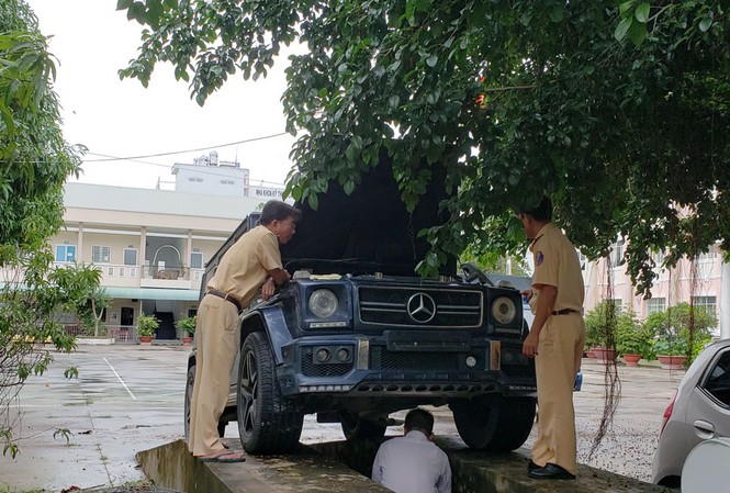 Chủ xế sang Mercedes: Gắn biển số quân đội 'dỏm' chạy cho oai Chiếc xe Mercedes G55 AMG tại trụ sở công an.