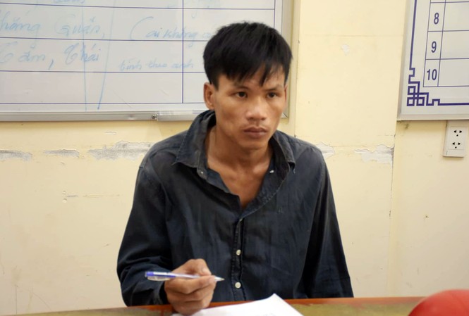 Dùng kim xỏ xuyên miệng nữ chủ quán cà phê sau khi cướp vàng Đối tượng Thanh tại cơ quan công an.
