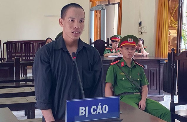 Đâm bạn thân tử vong sau cuộc nhậu, lĩnh 17 năm tù Bị cáo Lê Trung Léo tại phiên toà. Ảnh Văn Vũ