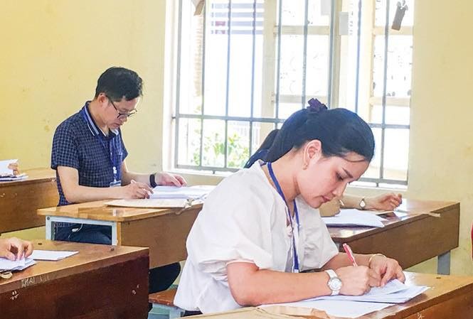 Chấm thi bằng máy, thí sinh suýt mất gần 10 điểm Giáo viên chấm thi tự luận