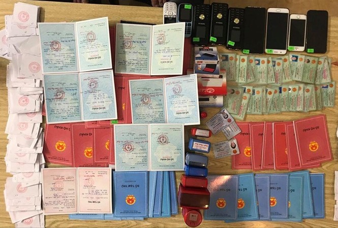 Ai cầm đầu đường dây bán sổ hộ khẩu giả vừa bị phá ở Hà Nội Sổ hộ khẩu, sổ tạm trú giả được cảnh sát thu giữ