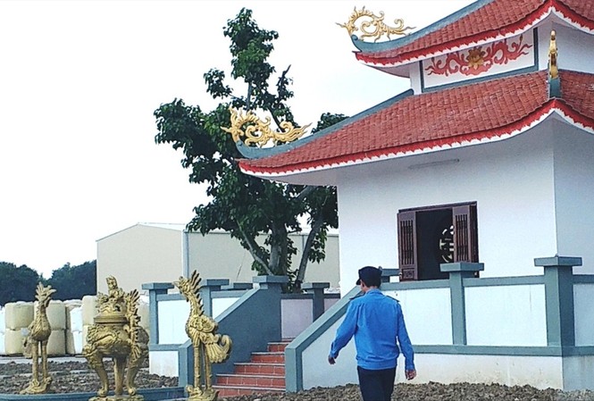 Xây đền thờ trong khu công nghiệp Ngôi đền được xây dựng trái phép trong đất khu công nghiệp. Ảnh: Ngọc Văn