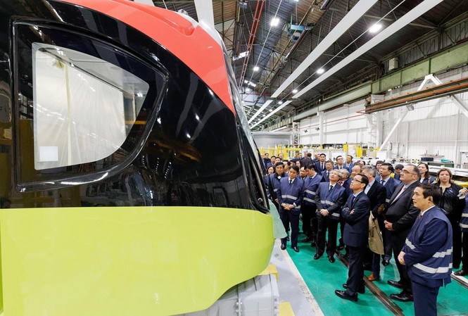 Metro Nhổn - ga Hà Nội: Vận chuyển 23 nghìn lượt khách/giờ Chủ tịch thành phố Hà Nội thăm quan đoàn tàu đầu tiên Nhổn-ga Hà Nội