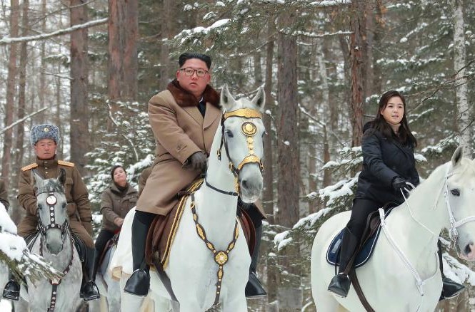 Mỹ-Triều đang quay lại thế đối đầu? Tấm ảnh không đề ngày tháng của KCNA cho thấy ông Kim Jong-un, vợ ông, bà Ri Sol-ju (bên phải) và tướng Pak Jong-chon (đội mũ) cùng viếng thăm núi Paektu Ảnh: CNN/KCNA