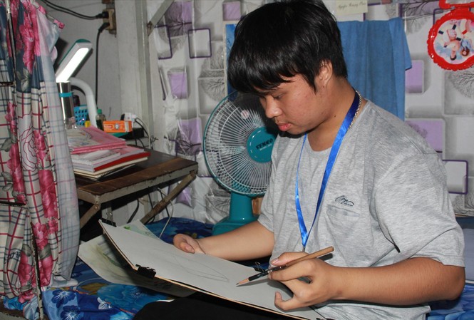 Nỗ lực vượt bậc của một sinh viên khuyết tật Nguyễn Hoàng Phúc vẫn đang vượt qua mọi trở ngại của bản thân để có kết quả học tập tốt Ảnh: NGÔ TÙNG