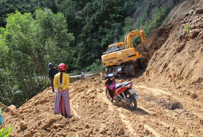 Băng rừng, lội suối vượt gần 150km để… rút tiền lương! Để rút được tiền lương trong thẻ, cán bộ viên chức, nhân viên ở huyện miền núi Sơn Tây nhiều khi phải vượt qua những con đường thế này Ảnh: Nguyễn Ngọc