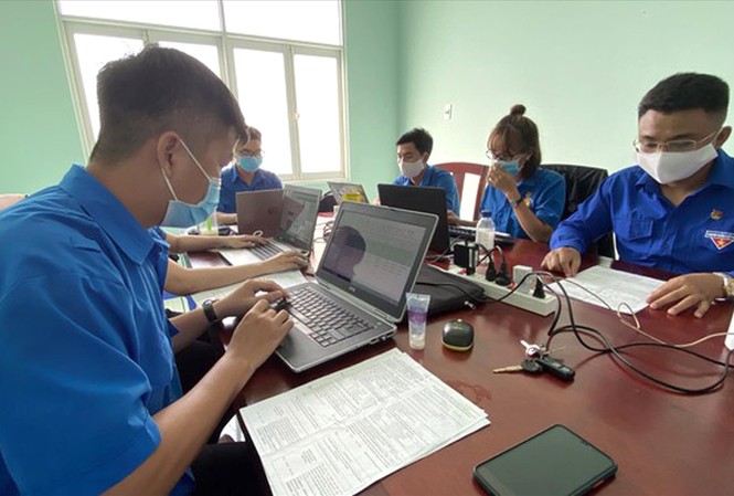Nhiều hoạt động sáng tạo phòng, chống dịch Các tình nguyện viên tại TPHCM hỗ trợ công tác nhập dữ liệu chống dịch Covid-19 Ảnh: Văn Minh