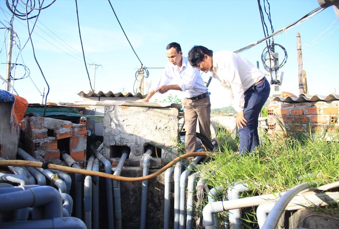 Ồ ạt khoan giếng không phép ở Lý Sơn Cơ quan chức năng Lý Sơn kiểm tra tình trạng khoan giếng trái phép Ảnh: Nguyễn Ngọc