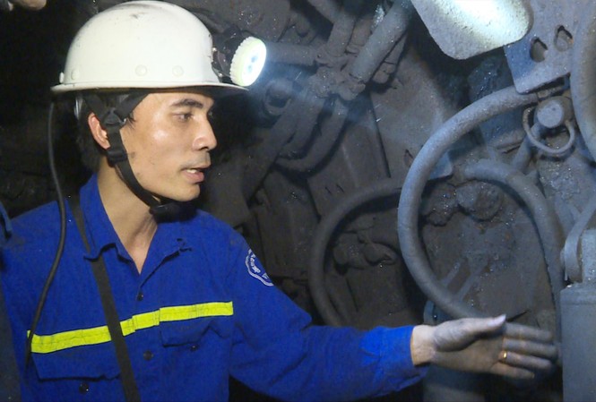 Thợ trẻ giỏi năm 2020: Dấn thân để trưởng thành Kỹ sư Nguyễn Văn Hiền xuống các hầm lò tìm kiếm các giải pháp cải tiến kỹ thuật Ảnh: NVCC