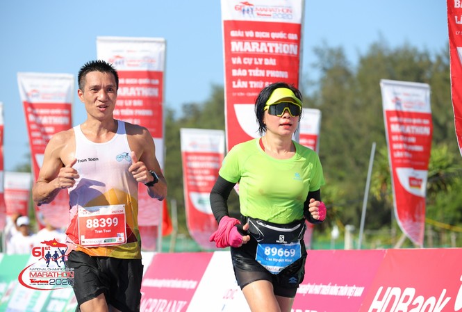 Bà mẹ 3 con và hành trình tới Lý Sơn Chị Cao Nguyệt Hằng trên đường về đích tại Tiền Phong Marathon ở Lý Sơn ảnh: NHƯ Ý