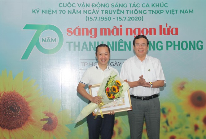 Nhạc sỹ An Hiếu đoạt giải Nhất sáng tác về TNXP Chủ tịch Hội Cựu TNXP Việt Nam Vũ Trọng Kim trao giải Nhất cho tác giả An Hiếu
Ảnh: NGÔ TÙNG