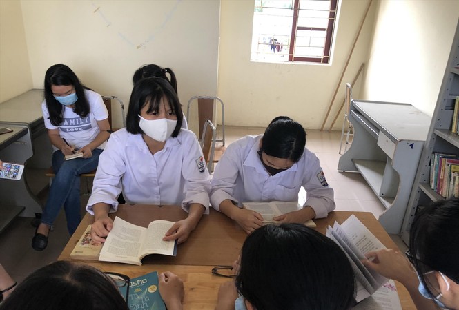 Điểm đến cho học sinh yêu sách Ngày một nhiều học sinh trường THPT Tiên Du số 1 đến CLB sách và hành động tìm sách để đọc Ảnh: PV