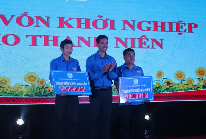 Tuyên dương thanh niên tiêu biểu Đại diện lãnh đạo Hội LHTN Việt Nam tỉnh Đắk Lắk trao vốn khởi nghiệp cho thanh niên