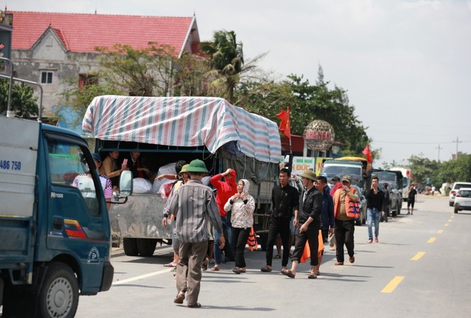 Dọc đường cứu trợ Những đoàn xe rồng rắn vận chuyển hàng cứu trợ vào vùng lũ Ảnh: Minh Đức