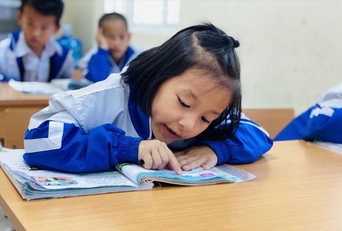 Giáo viên vùng khó nỗ lực thực hiện chương trình, SGK mới Học sinh Trường Phổ thông dân tộc bán trú tiểu học & THCS Đồng Lâm 2 (Quảng Ninh) trong một giờ học Tiếng Việt 1