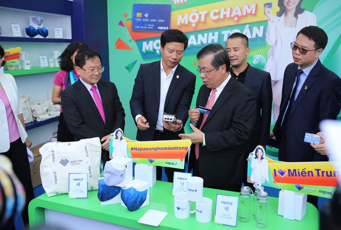 Sân chơi mới để ngân hàng tiếp cận giới trẻ Ông Nguyễn Kim Anh, Phó Thống đốc Ngân hàng Nhà nước trải nghiệm công nghệ thanh toán tiên tiến tại Sóng Festival