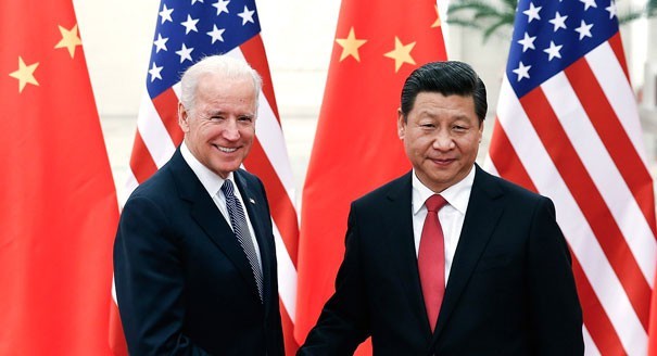 Chuyển cứng sang vờn Chủ tịch Trung Quốc Tập Cận Bình và ông Joe Biden tại cuộc gặp ở Thủ đô Bắc Kinh, Trung Quốc tháng 12/2013. Ảnh: AP